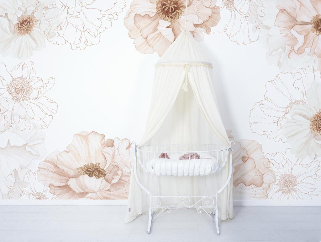 Organisch klaprozenbehang in zachte beige en bruintinten, veilig en kindvriendelijk voor een serene kinderkamer met wit. - 2.48 M x 4 M - Islandic Poppies Behangwand | Lilipinso - behang, behangpaneel, Islandic poppies, kinderkamer, kinderkamer behang, klaproos, klaprozen, lilipinso - Casa Mini