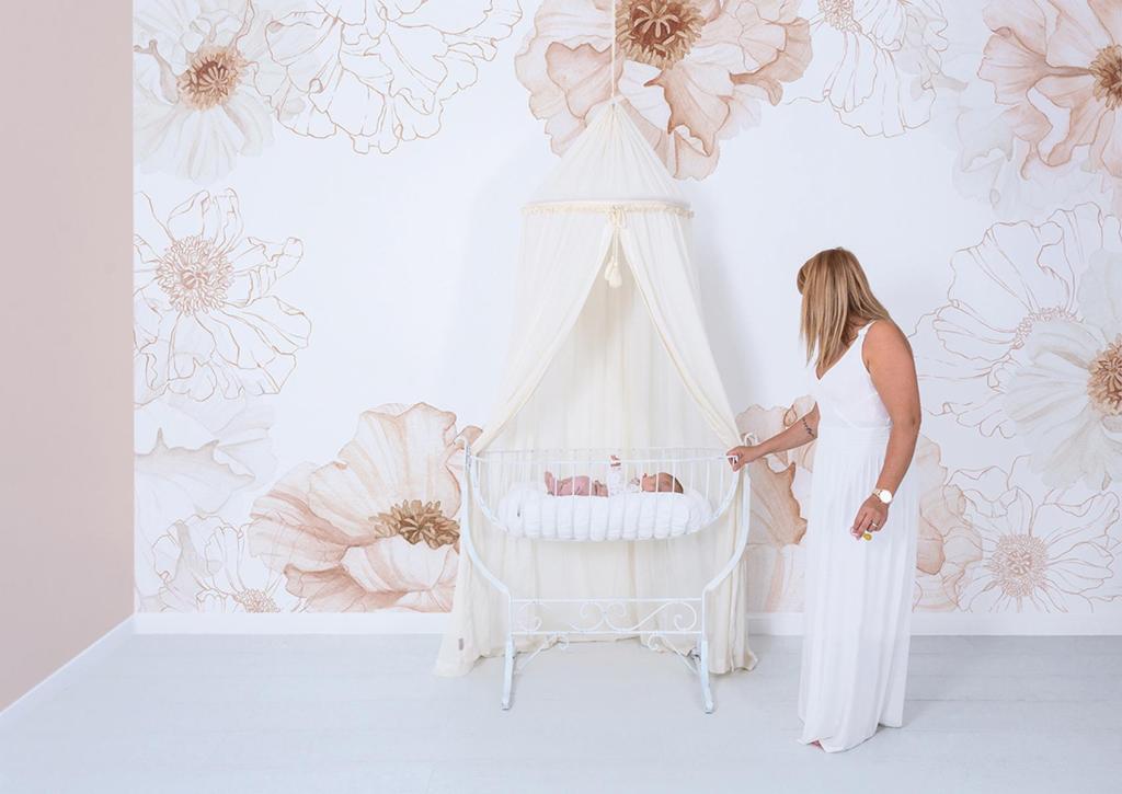 Behangwand met zachtroze en beige Islandic klaprozen, organisch en veilig ontwerp voor kinderkamer en kindvriendelijk. - 2.48 M x 4 M - Islandic Poppies Behangwand | Lilipinso - behang, behangpaneel, Islandic poppies, kinderkamer, kinderkamer behang, klaproos, klaprozen, lilipinso - Casa Mini
