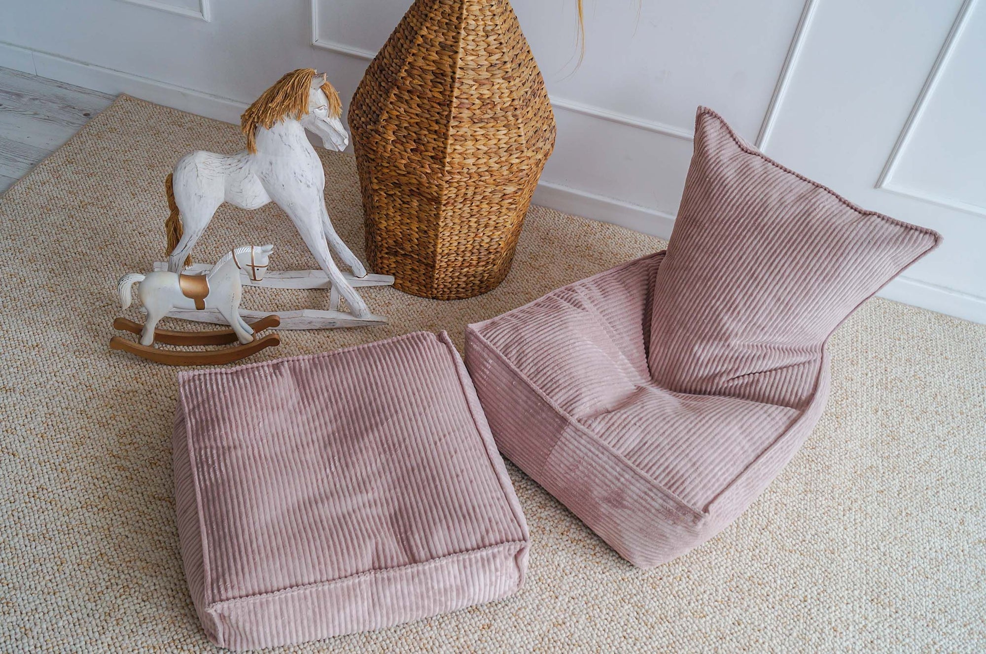 Roze ribfluwelen beanbag met zachte, kindvriendelijke stof en stevige vulling, ideaal voor de kinderkamer, combineert. - Default Title - beanbag, pink, Velvet, zitzak - Beanbag Rib Velvet Pink - Casa Mini