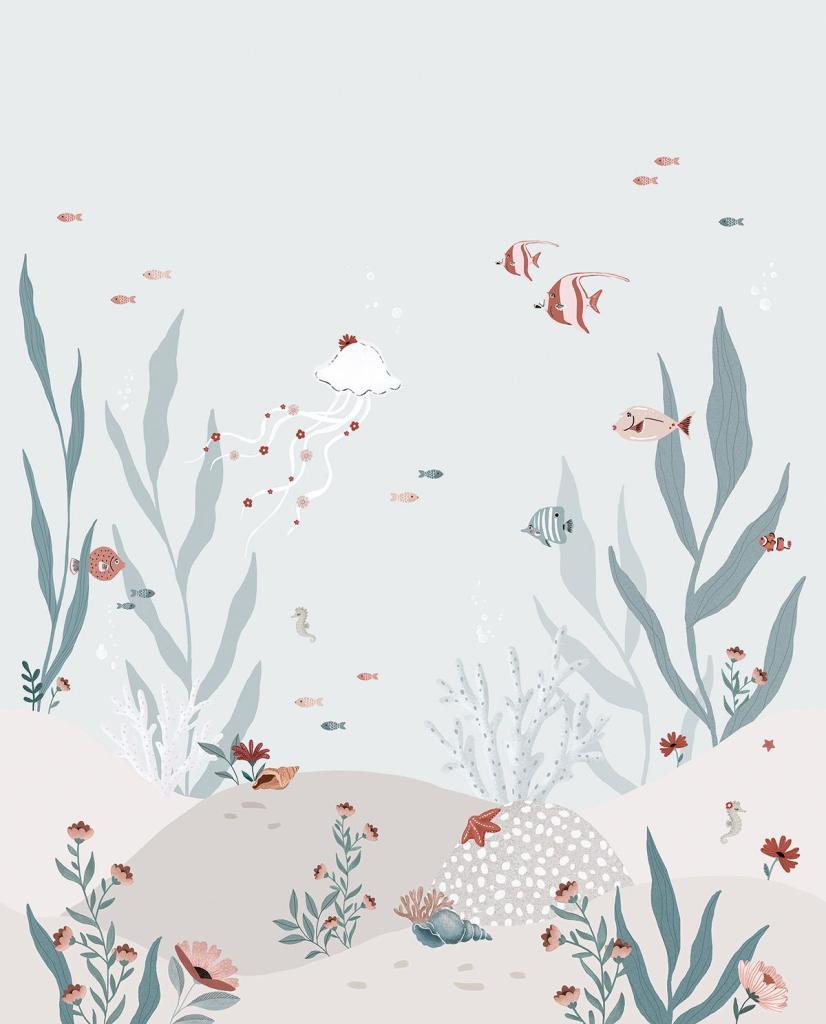 Organisch onderwaterbehang met zachte blauwe zeewierillustraties en kleurrijke vissen, kindvriendelijk voor. - 2.48 x 2 M - Under the sea Behangwand | Lilipinso - behang, behangpaneel, kinderkamer, kinderkamer behang, lilipinso, ocean field, onderwaterwereld - Casa Mini
