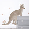Organische, kindvriendelijke muurstickers van een grijsbruine kangaroo met bloemen en bladeren, ideaal voor kinderkamer en. - Default Title - Muursticker | Lilydale Kangaroos XL - bloemen en bladeren, Kangaroe, kinderkamer, lilipinso, Lilydale, Muursticker - Casa Mini