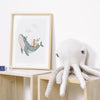 Witte poster met blauwe walvis en oranje details in licht houten lijst, naast zachte witte gehaakte octopusknuffel op lichte - Poster Walvis | Lilipinso - Default Title - kinderkamer, lilipinso, lotan, walvis - Casa Mini