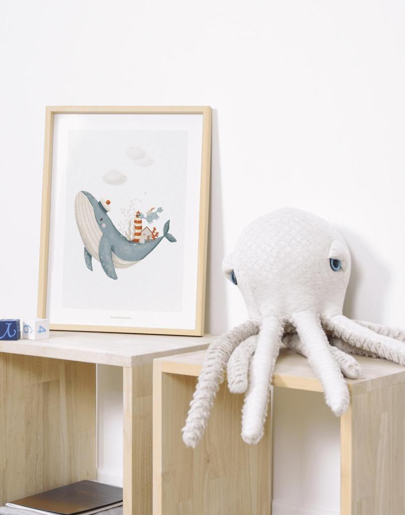 Witte poster met blauwe walvis en oranje details in licht houten lijst, naast zachte witte gehaakte octopusknuffel op lichte - Poster Walvis | Lilipinso - Default Title - kinderkamer, lilipinso, lotan, walvis - Casa Mini