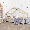 Kinderbed van licht natuurlijk hout in huisvorm met open frame en veilige, kindvriendelijke afwerking, versierd met gele en. - Bedhuis Lucky 90 x 200 cm - Naturel - bedhuis, bedhuisje, kinderbed, Lucky, peuterbed, scandinavisch design - Casa Mini