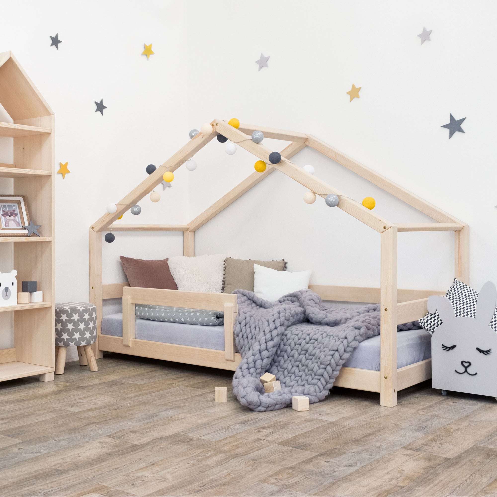 Kinderbed van licht natuurlijk hout in huisvorm met open frame en veilige, kindvriendelijke afwerking, versierd met gele en. - Bedhuis Lucky 90 x 200 cm - Naturel - bedhuis, bedhuisje, kinderbed, Lucky, peuterbed, scandinavisch design - Casa Mini