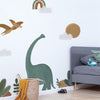 Groene dinosaurus muursticker met langwerpige nek, bruine vliegende dino, beige regenboog en ronde zon, op witte muur in. - Muursticker | Dinosaurs L/XL - Large - dinosaurus, dinosaurussen, Insecten, kinderkamer, lilipinso, Muursticker, sunny, vliesbehang - Casa Mini