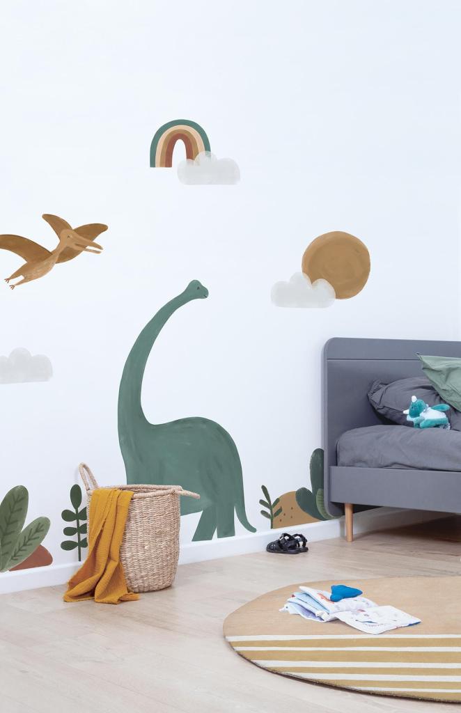 Groene dinosaurus muursticker met langwerpige nek, bruine vliegende dino, beige regenboog en ronde zon, op witte muur in. - Muursticker | Dinosaurs L/XL - Large - dinosaurus, dinosaurussen, Insecten, kinderkamer, lilipinso, Muursticker, sunny, vliesbehang - Casa Mini