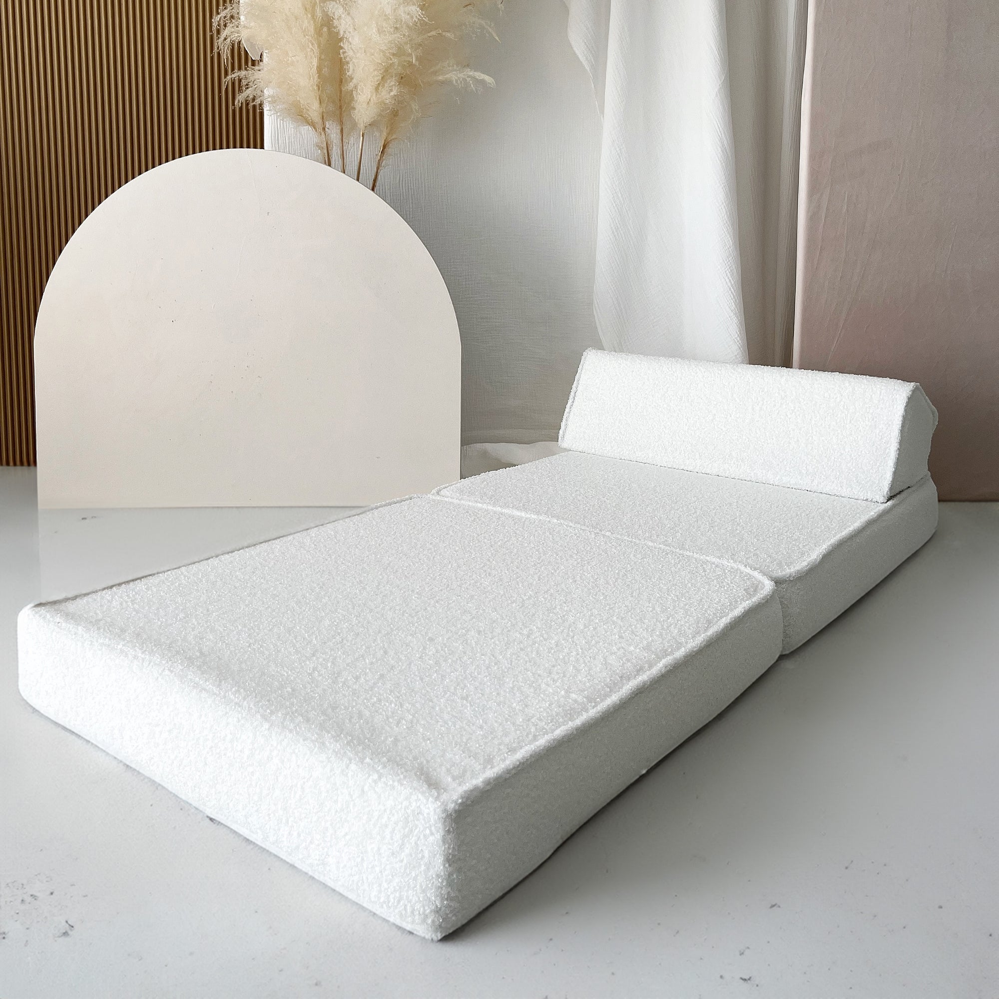 Witte bouclé lounger met zachte, kindvriendelijke stof en comfortabel ontwerp, ideaal voor een veilige kinderkamer met. - Default Title - Bouclé, Lounger, Moje, White, Wit - Lounger Bouclé White - Casa Mini