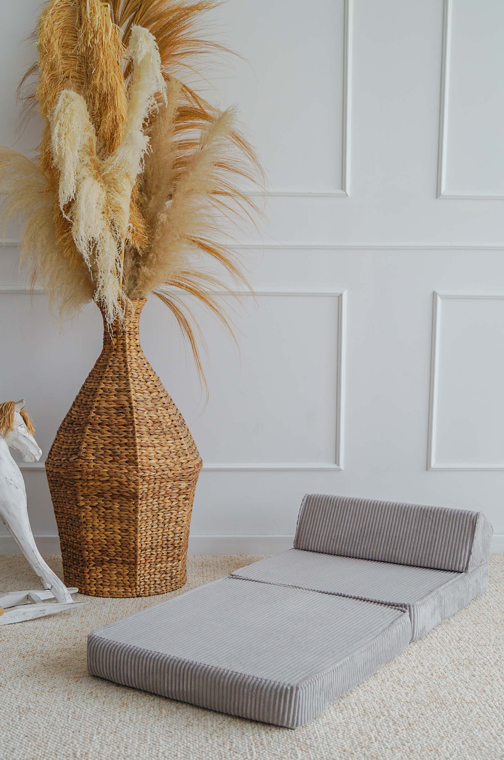 Grijze Lounger Rib Velvet met zachte ribstof, comfortabel en kindvriendelijk, ideaal voor de kinderkamer met veilige,. - Default Title - Grey, Grijs, Lounger, Moje, rib, Velvet - Lounger Rib Velvet Grey - Casa Mini