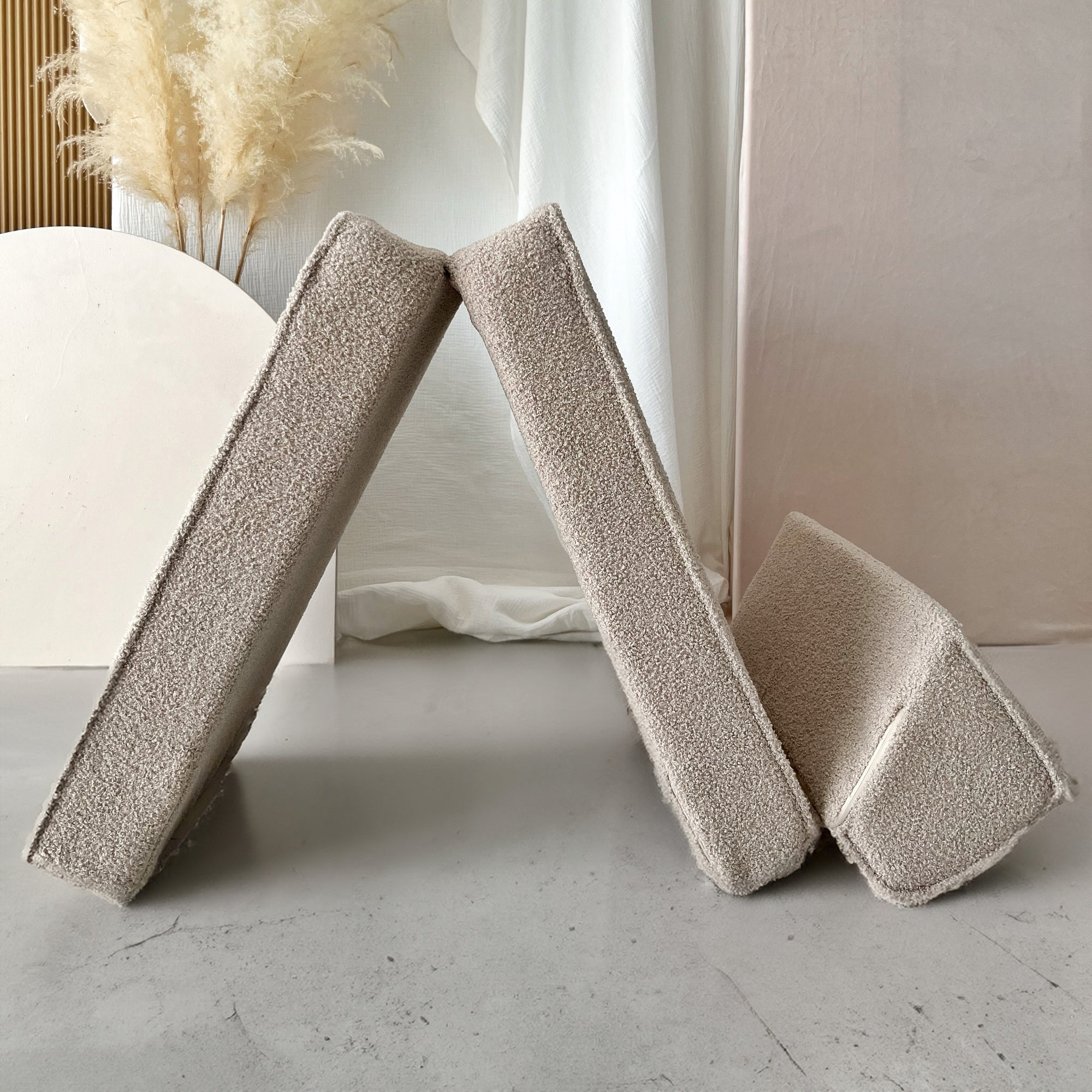 Beige Bouclé lounger bestaande uit drie zachte, kindvriendelijke kussens met veilige ronde hoeken, perfect voor in de. - Default Title - beige, Bouclé, Lounger, Moje - Lounger Bouclé Beige - Casa Mini