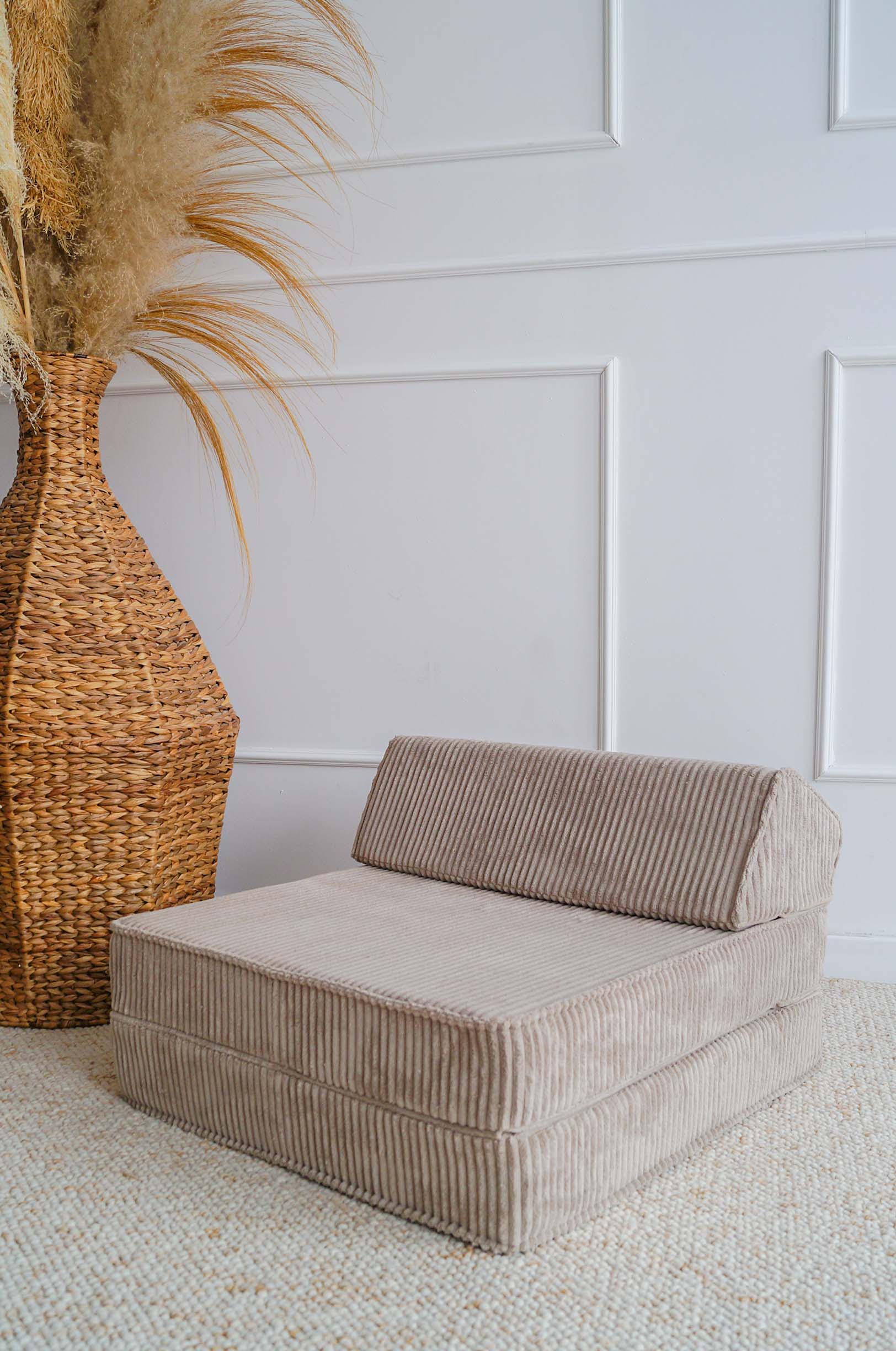 Beige ribfluwelen kinderlounger met zachte kussens, perfect voor een kinderkamer, kindvriendelijk en veilig ontwerp met. - Default Title - beige, Lounger, Moje, rib, Velvet - Lounger Rib Velvet Beige - Casa Mini