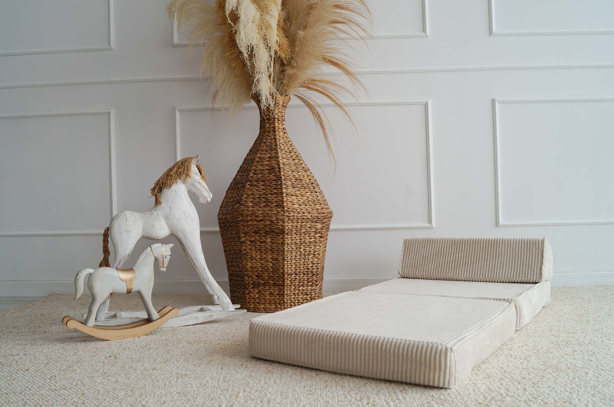 Crème ribfluwelen kinderloungestoel met zachte kussens, ideaal voor een veilige en kwalitatieve kinderkamer, betaalbaar en. - Default Title - Creme, Lounger, Moje, rib, Velvet - Lounger Rib Velvet Cream - Casa Mini