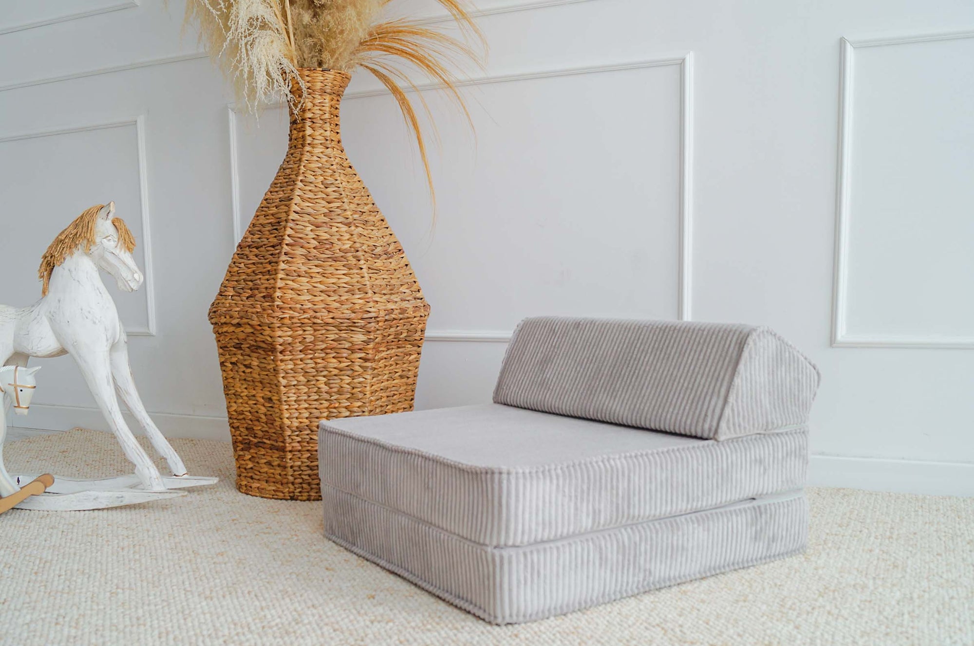 Grijze ribfluwelen lounger met kindvriendelijk ontwerp, ideaal voor kwaliteit en veiligheid in de kinderkamer, betaalbaar en . - Default Title - Grey, Grijs, Lounger, Moje, rib, Velvet - Lounger Rib Velvet Grey - Casa Mini