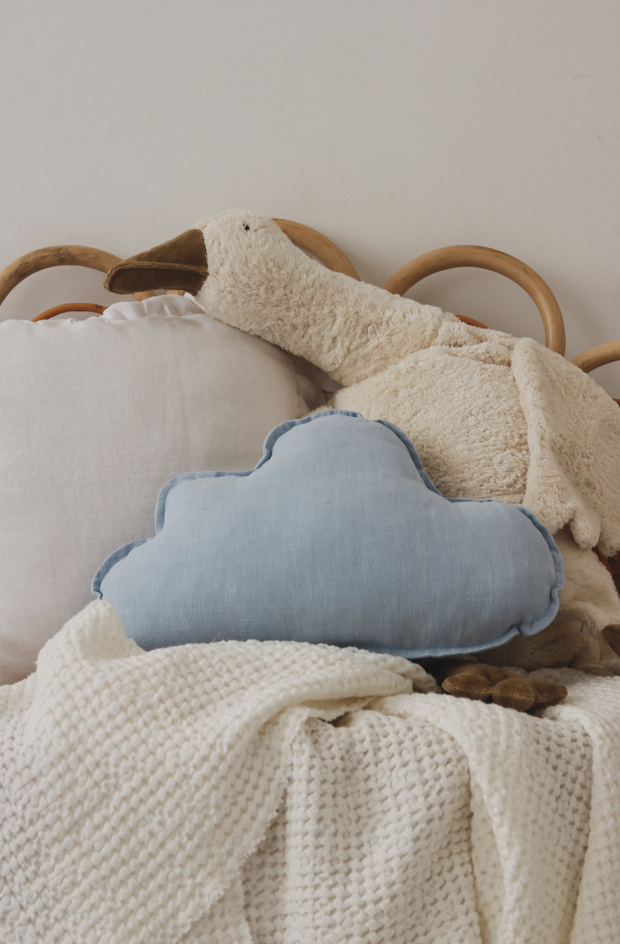 Set van 2 organische linnen sierkussens in wolkenvorm, wit en zacht babyblauw met volants, veilig en kindvriendelijk voor. - White / White - Linnen sierkussen Cloud (set van 2) - Kussen, Moimili, Sierkussen, Soft collection, Velvet, Volants - Casa Mini