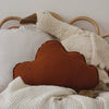 Set van twee organische linnen sierkussens in kinderkamerstijl, één wit met volants en één bruin-wolkvormig, zacht en. - White / White - Linnen sierkussen Cloud (set van 2) - Kussen, Moimili, Sierkussen, Soft collection, Velvet, Volants - Casa Mini