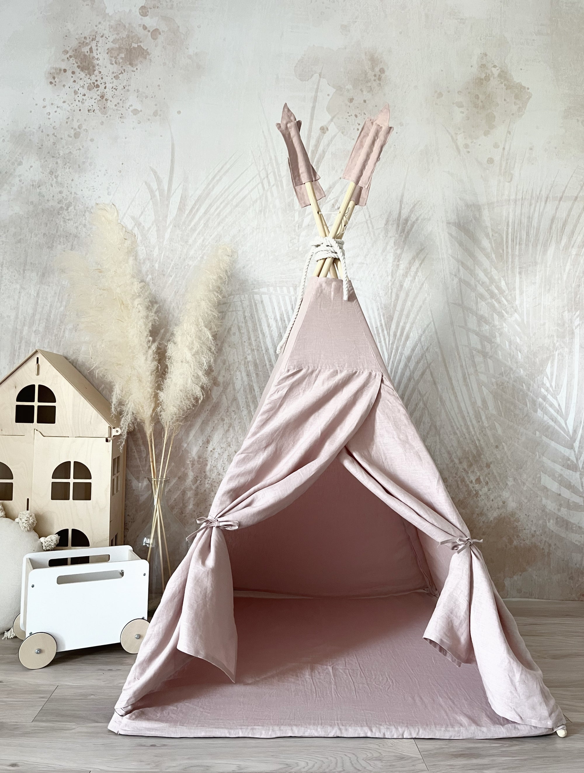 Kindvriendelijke tipi tent in zacht roze linnen met naturel houten stokken, veilige en betaalbare speelhoek voor. - Default Title - Naturel, pink, Tipitent, wasbaar - Tipi Tent Linnen Pink - Casa Mini