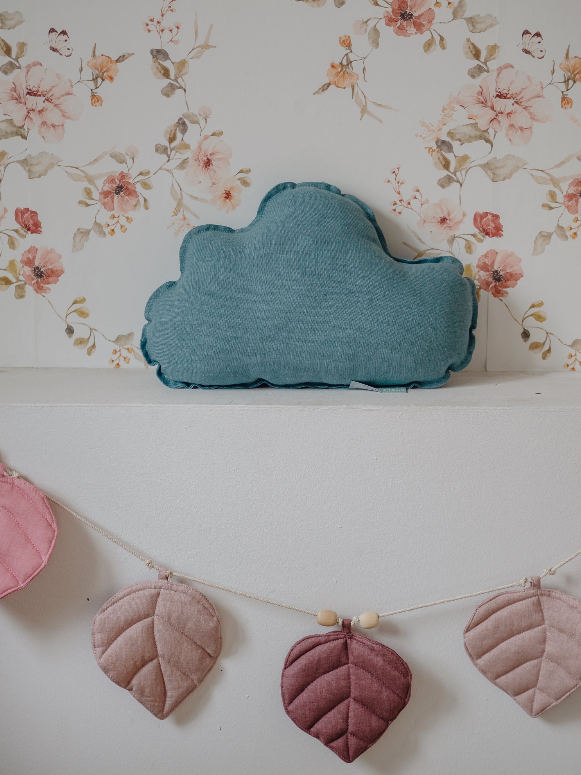 Organisch en veilig linnen sierkussen in wolkvorm, zachte blauwe kleur, perfect voor kinderkamer en kindvriendelijk interieur. - White / White - Linnen sierkussen Cloud (set van 2) - Kussen, Moimili, Sierkussen, Soft collection, Velvet, Volants - Casa Mini