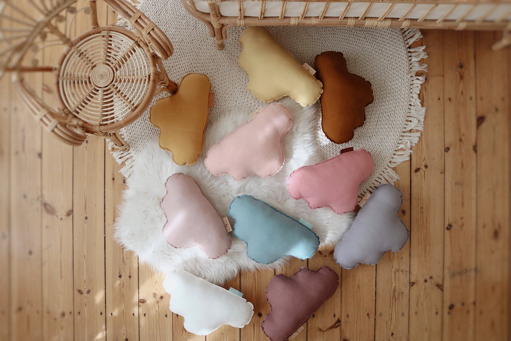 Set van twee organische linnen sierkussens in pastelkleuren met zachte velvet volants, perfect veilig en kindvriendelijk. - White / White - Linnen sierkussen Cloud (set van 2) - Kussen, Moimili, Sierkussen, Soft collection, Velvet, Volants - Casa Mini